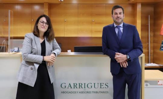 Begoña Iglesias y Alberto García, juristas del bufete de abogados Garrigues